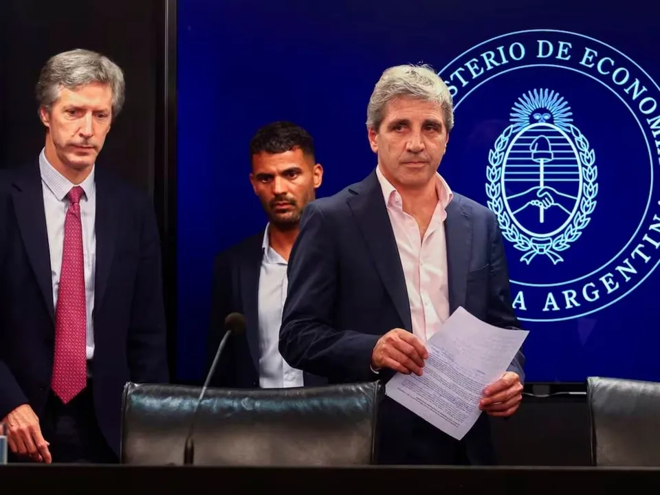 El Gobierno refuerza su estrategia para contener al dólar.