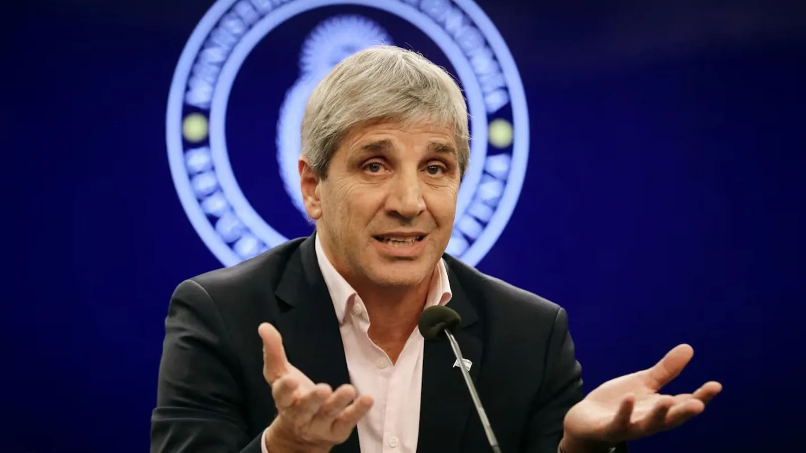 Caputo anunció un plan para impulsar los créditos hipotecarios.