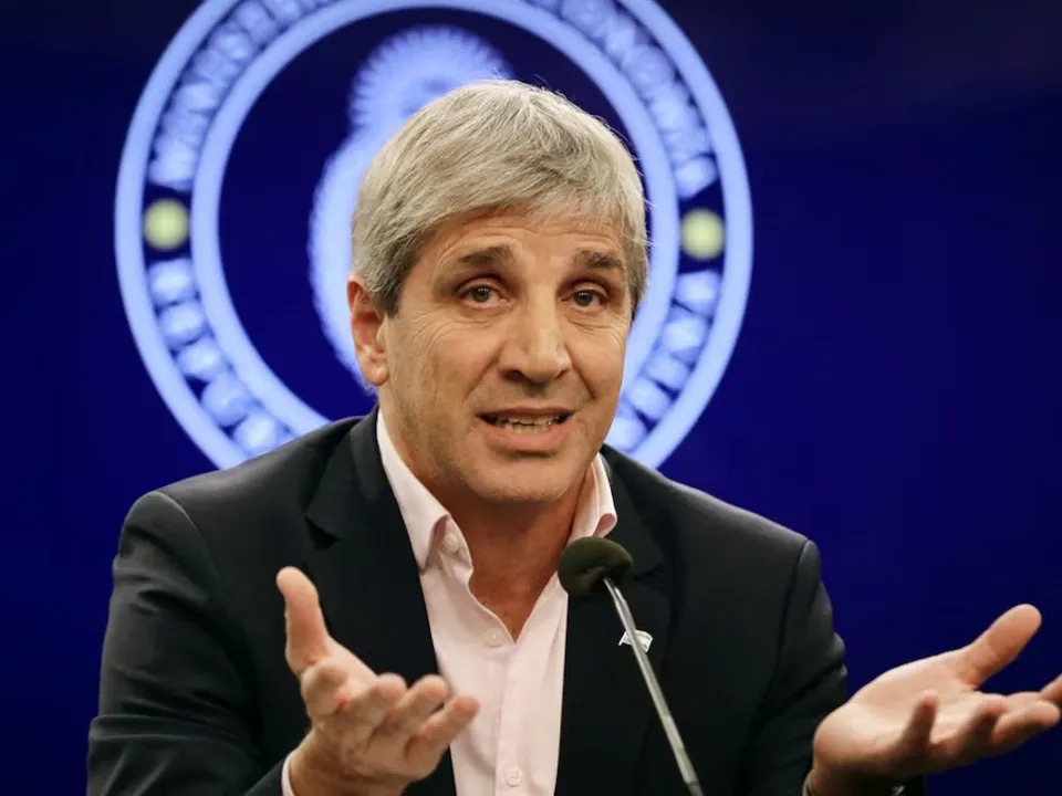 Caputo anunció un plan para impulsar los créditos hipotecarios.