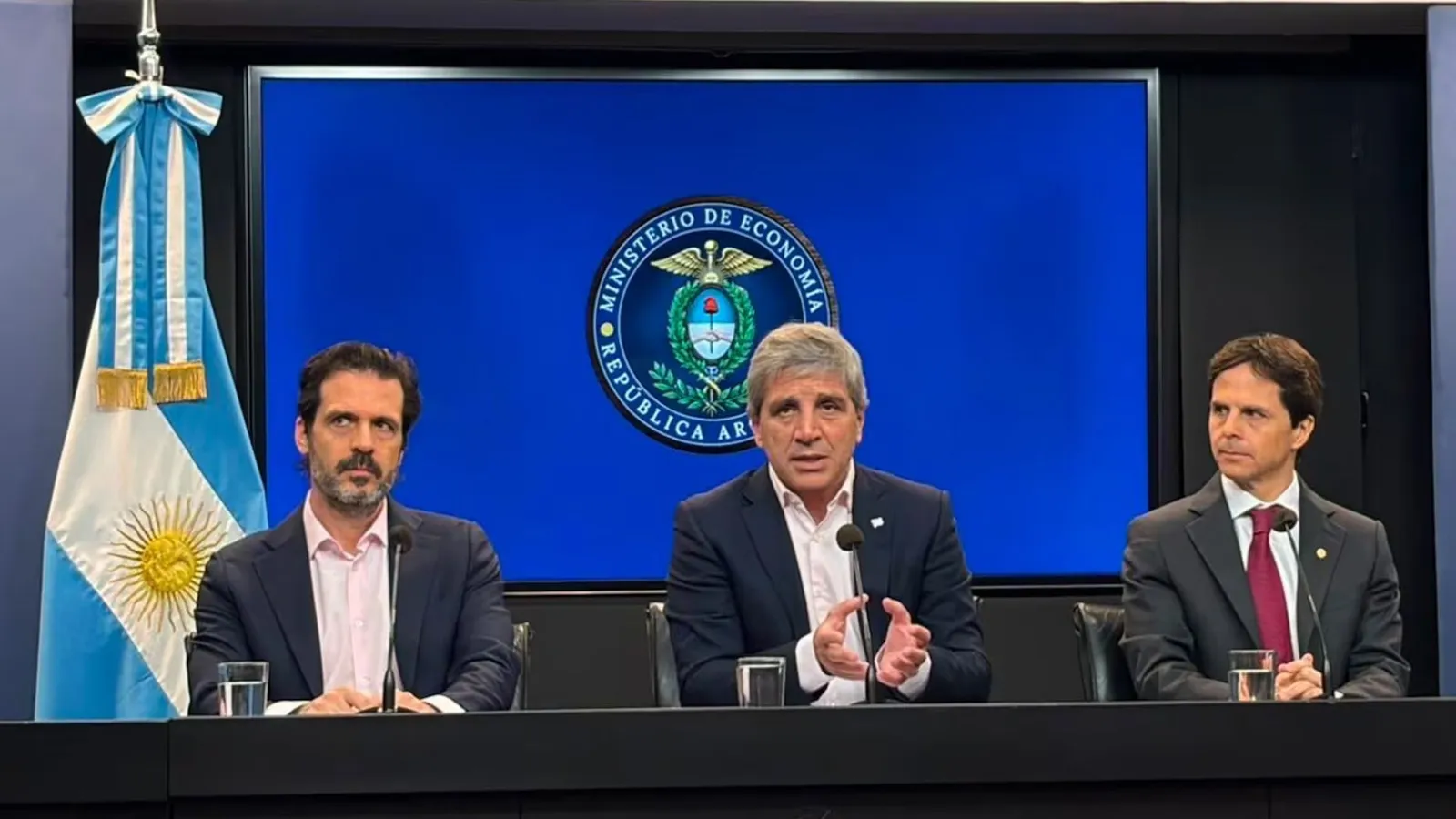 Luis Caputo; el vicepresidente segundo del Banco Central; Baltasar Romero Krause; y el director general del Fondo de Garantía de Sustentabilidad (FGS), Juan Cruz Micele.