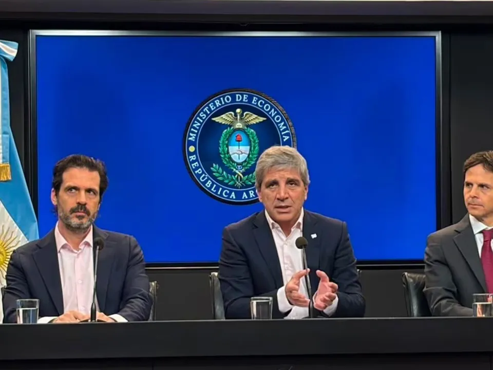 Luis Caputo; el vicepresidente segundo del Banco Central; Baltasar Romero Krause; y el director general del Fondo de Garantía de Sustentabilidad (FGS), Juan Cruz Micele.
