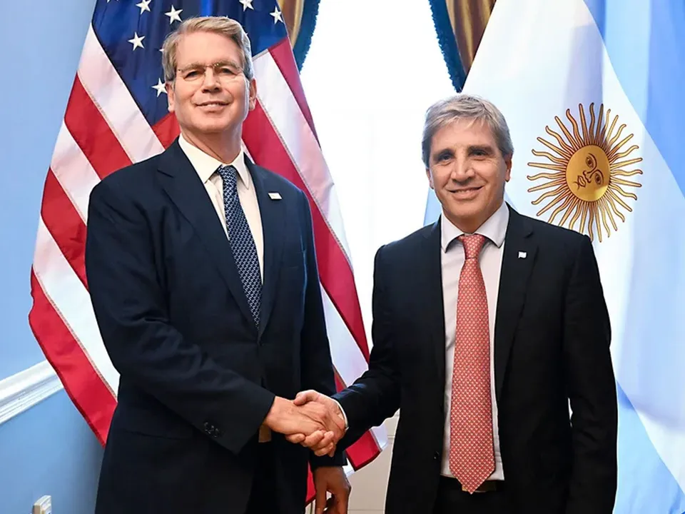 Luis Caputo y Scott Bessent.