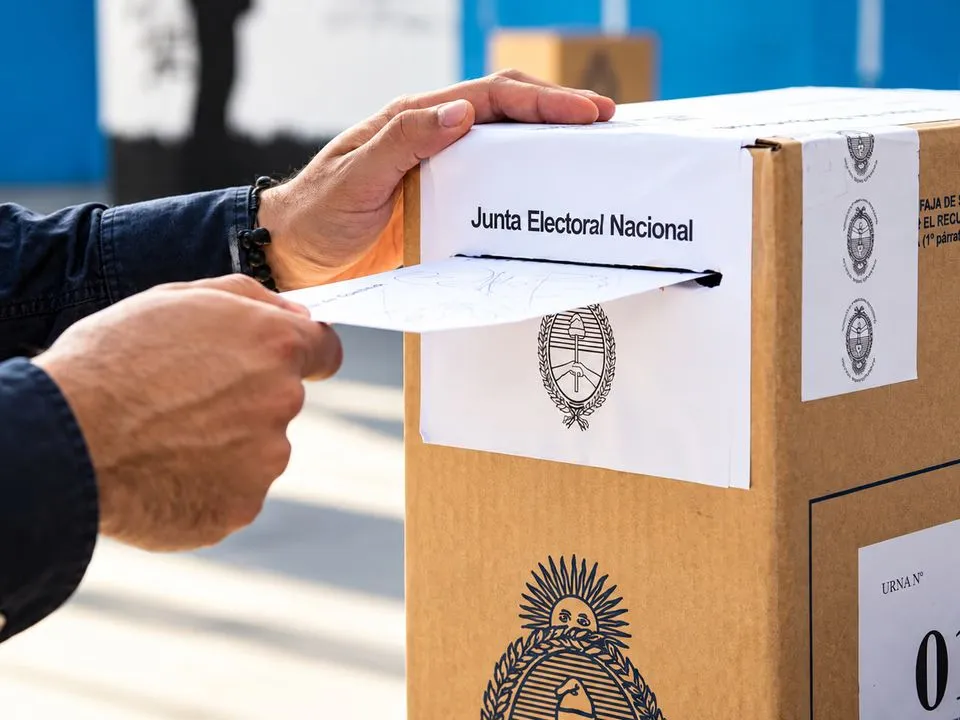 Milei y el peronismo quedan separados por apenas tres décimas.