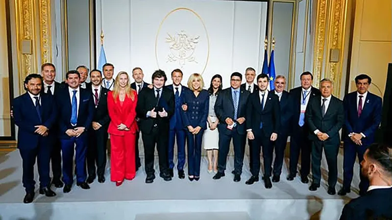 Milei y Macron, junto a los gobernadores.