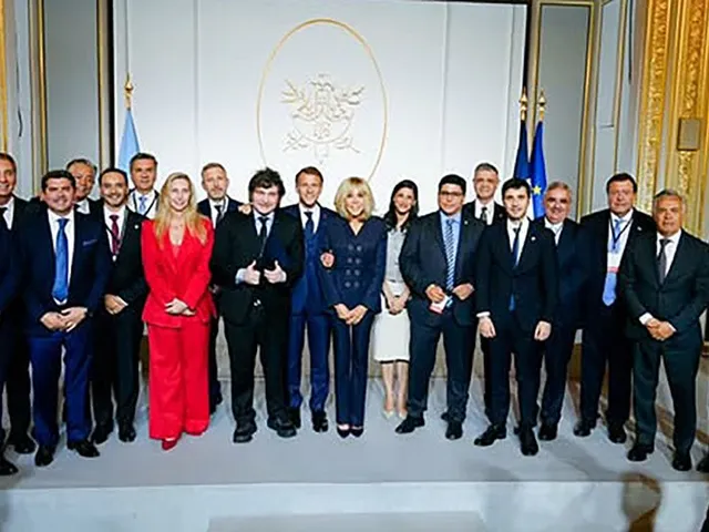 Milei y Macron, junto a los gobernadores.
