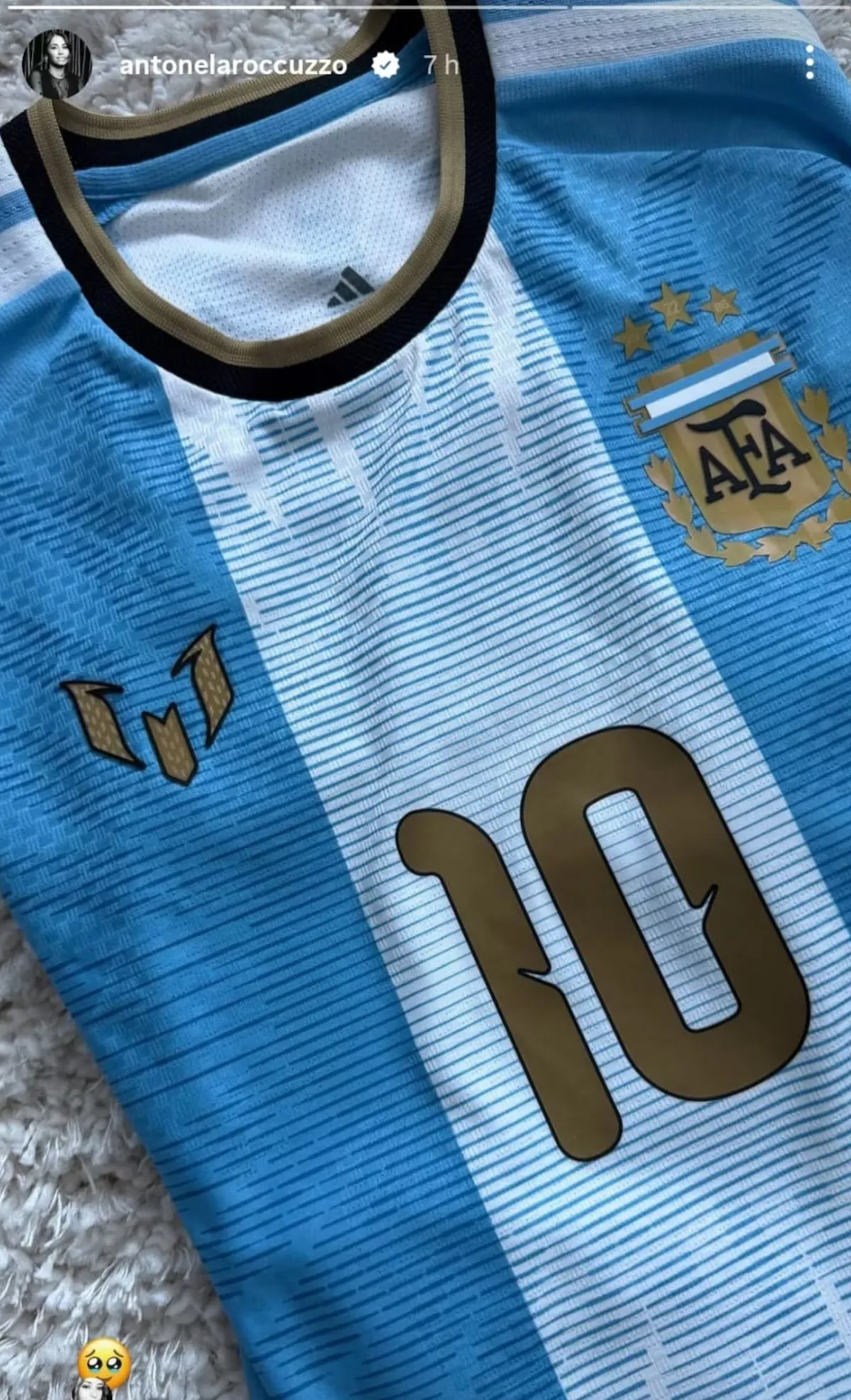 Antonela Roccuzzo mostró la camiseta de la despedida de Lionel Messi de la Selección argentina.