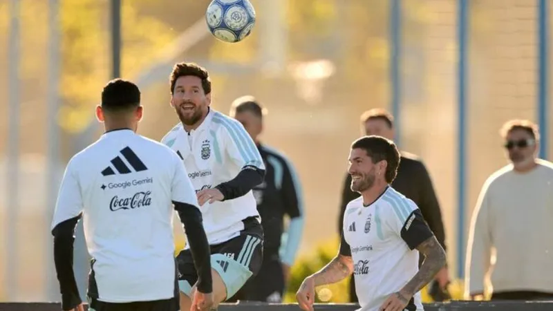 Messi, una pelota, y la indumentaria de la selección argentina. La santísima trinidad para los futboleros argentinos.