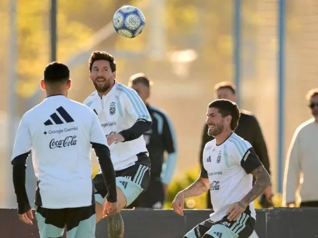 Messi, una pelota, y la indumentaria de la selección argentina. La santísima trinidad para los futboleros argentinos.