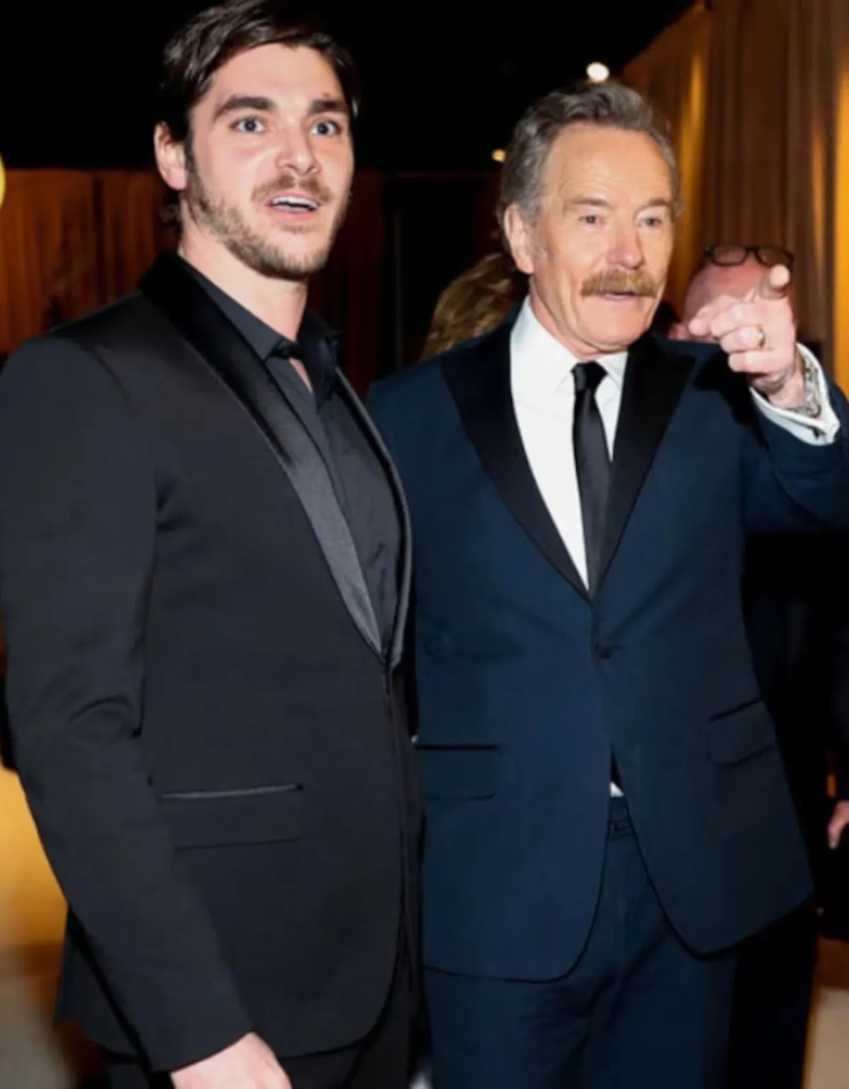 RJ Mitte junto a Bryan Cranston en una gala.