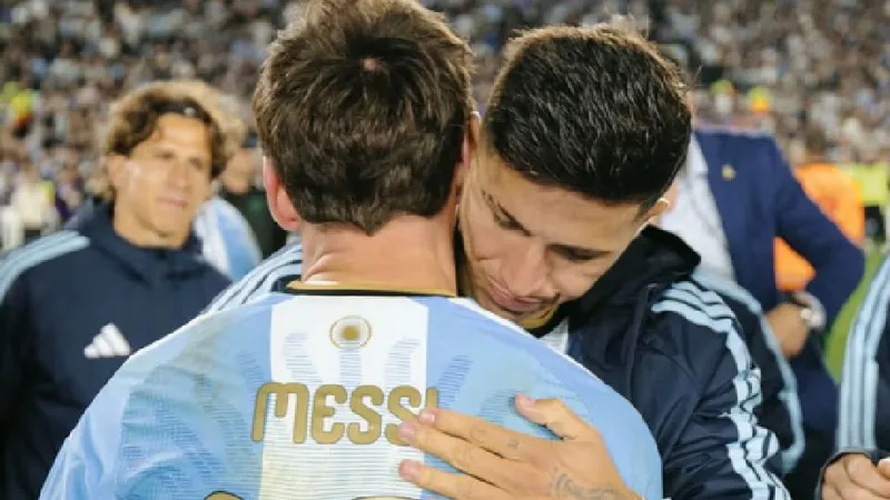 Enzo Fernández se despidio de Messi y Otamendi en sus redes sociales.