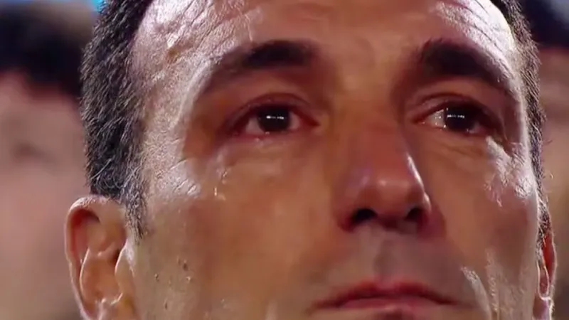 Scaloni se emocionó durante el Himno Nacional.