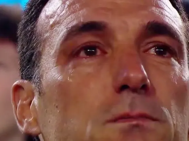 Scaloni se emocionó durante el Himno Nacional.
