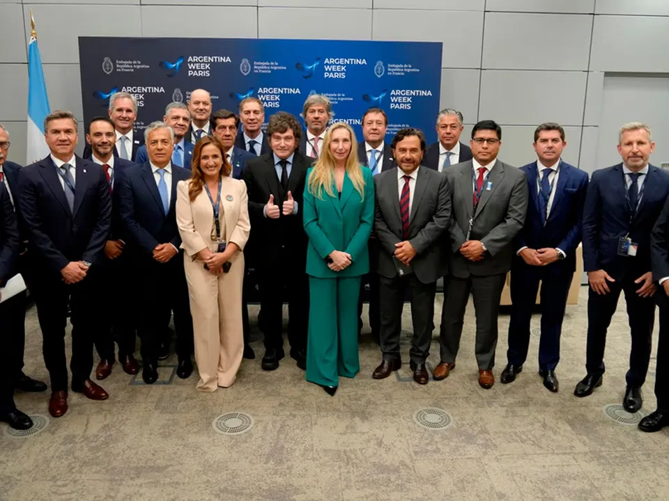 El presidente Javier Milei se reunió en París con gobernadores.