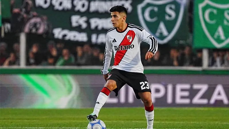 Thiago Almada controla la pelota durante el empate de River.