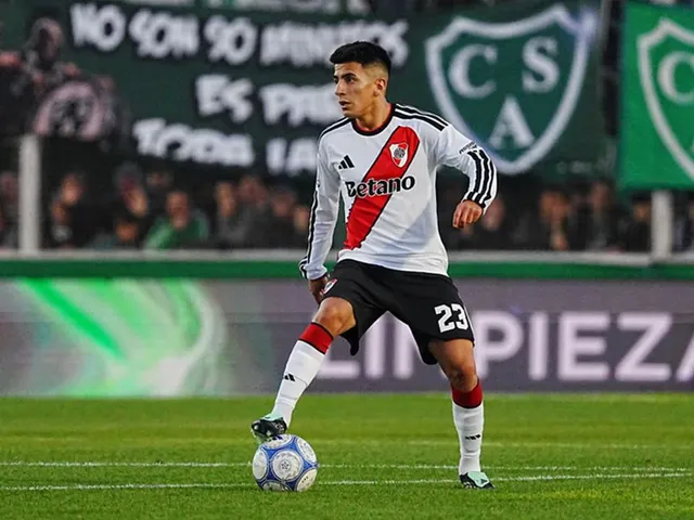 Thiago Almada controla la pelota durante el empate de River.