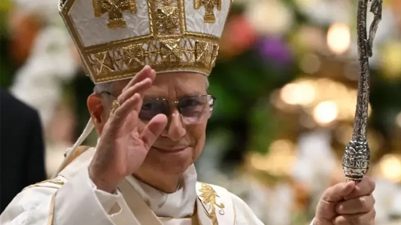 El papa León XIV saluda a la multitud al término de la vigilia pascual, en el marco de las celebraciones de la Semana Santa en la basílica de San Pedro del Vaticano, el 4 de abril de 2026.