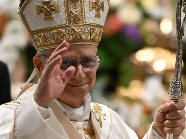 El papa León XIV saluda a la multitud al término de la vigilia pascual, en el marco de las celebraciones de la Semana Santa en la basílica de San Pedro del Vaticano, el 4 de abril de 2026.